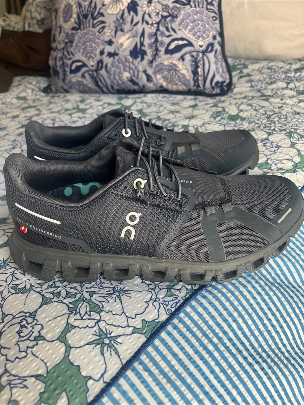 On Clouds Women’s size 8 sneakers BRAND NEW worn 1x